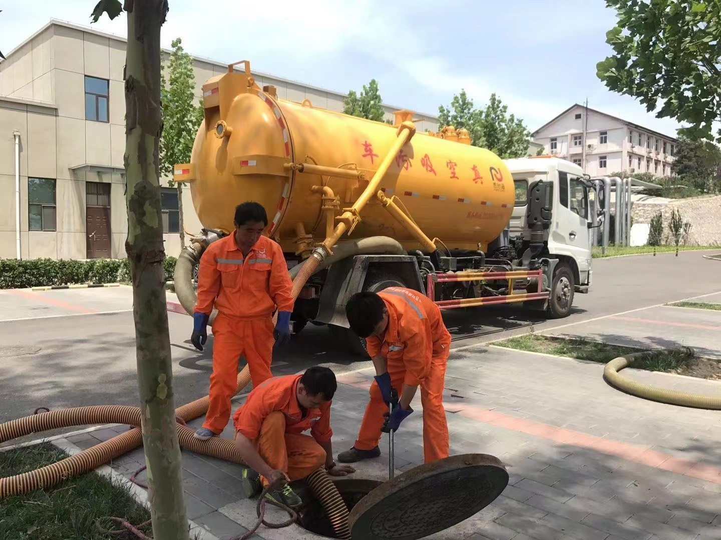 全州管道疏通车停在窨井附近